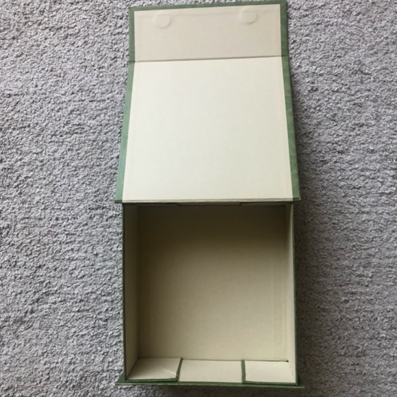 Authentic Gucci Embossed Magnet Closure. - Picture 4 of 4